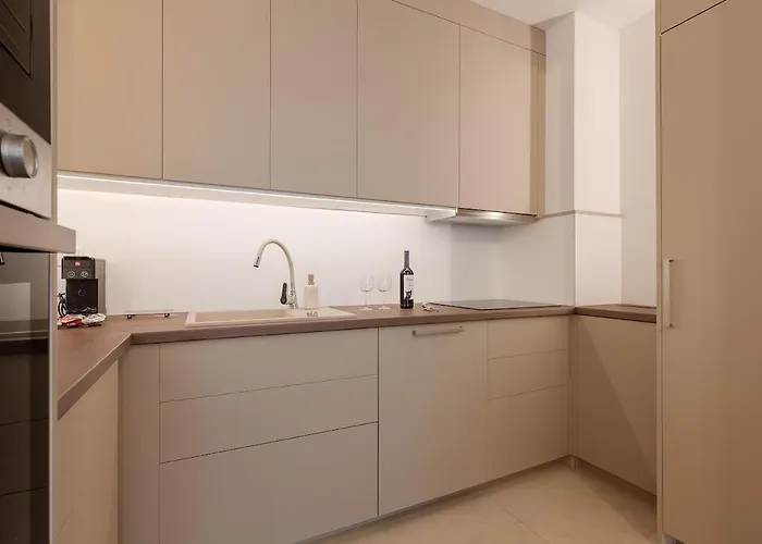 Lumiere Hideaway - Free Parking Apartment *